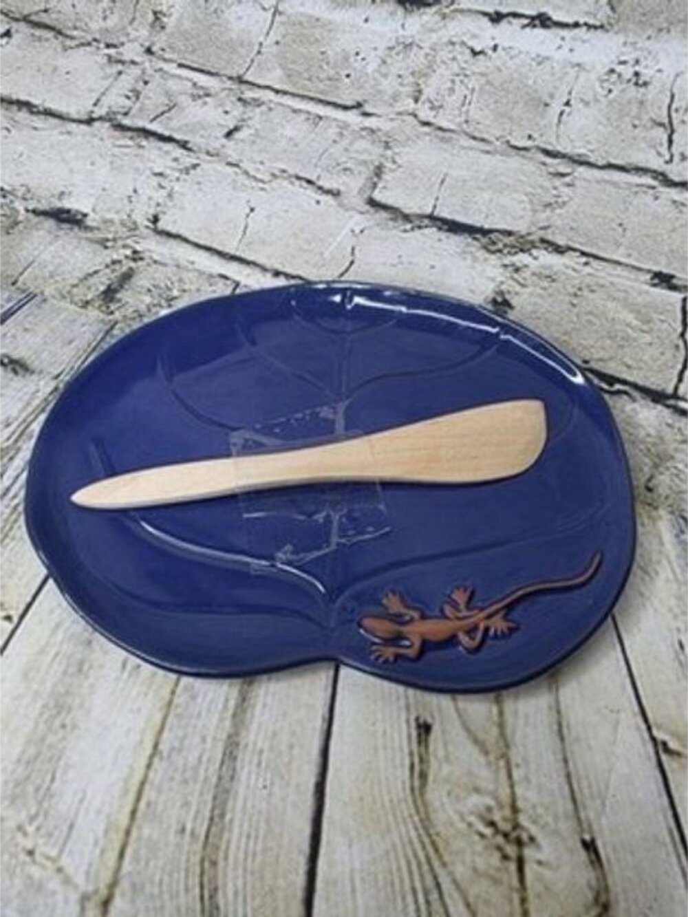The Kilnworks Bahamas Pottery Plate Blue Leaf w/ Lizard and Scraper 8.25″ x 6″